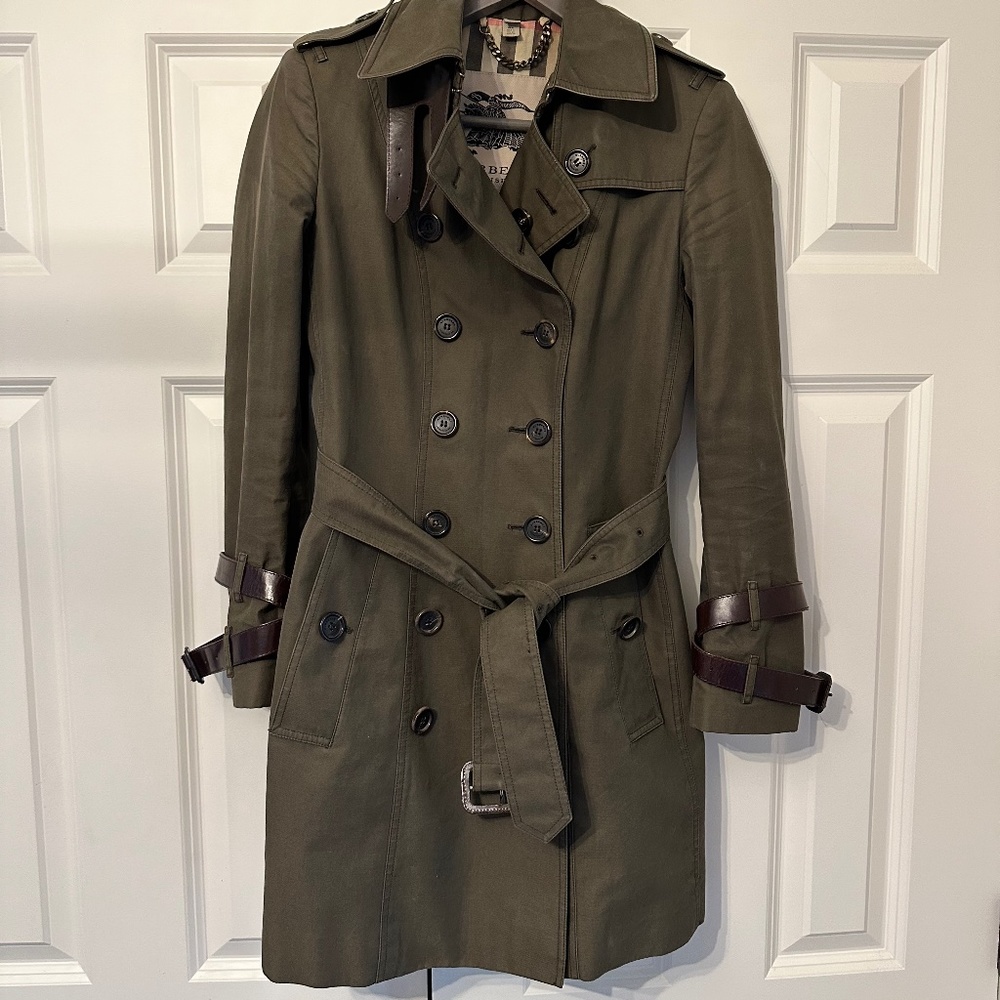 Sadly, too small for me :( Women’s Burberry Trench Size 4